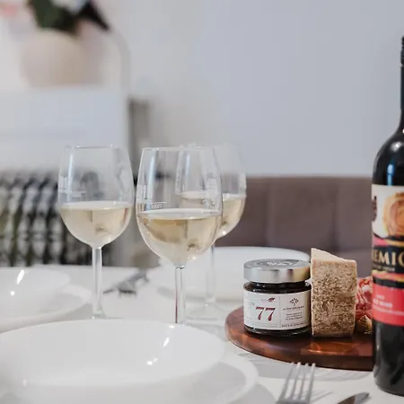 Tropea Court 5b By Homely * 슬리에마